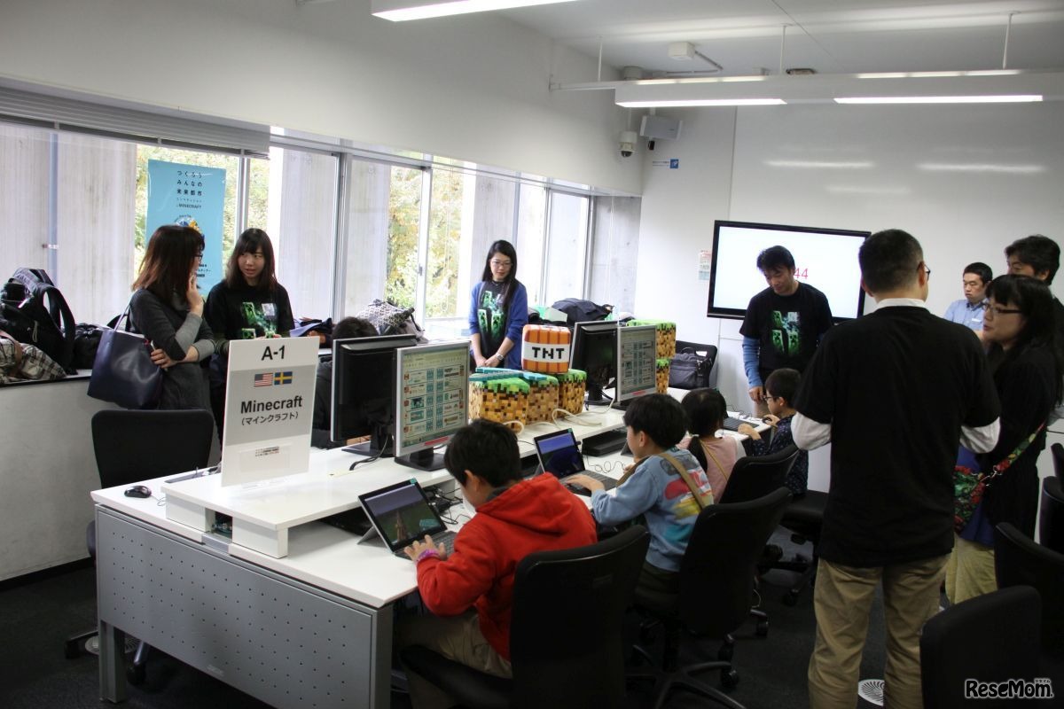 TNTのぬいぐるみはほしがる人続出　Minecraft（マインクラフト）展示コーナーのようす