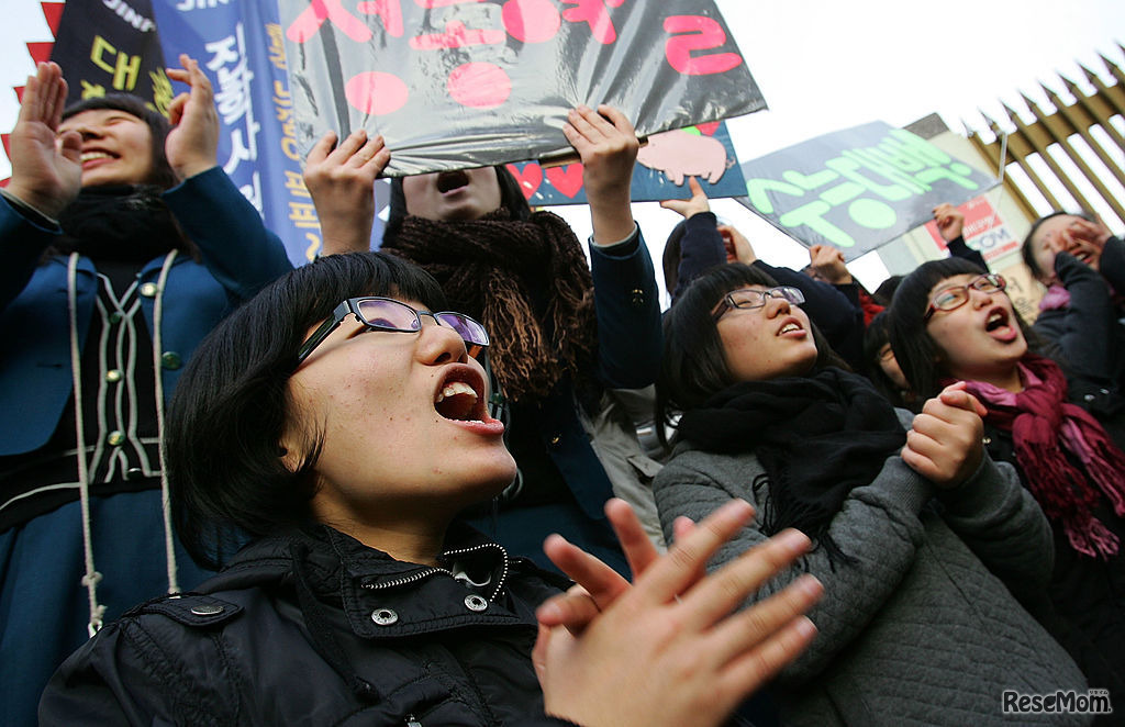 画像は2008年11月13日のようす（Photo by Chung Sung-Jun/Getty Images）