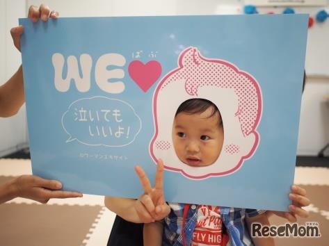 赤ちゃん顔のハメパネルで写真撮影