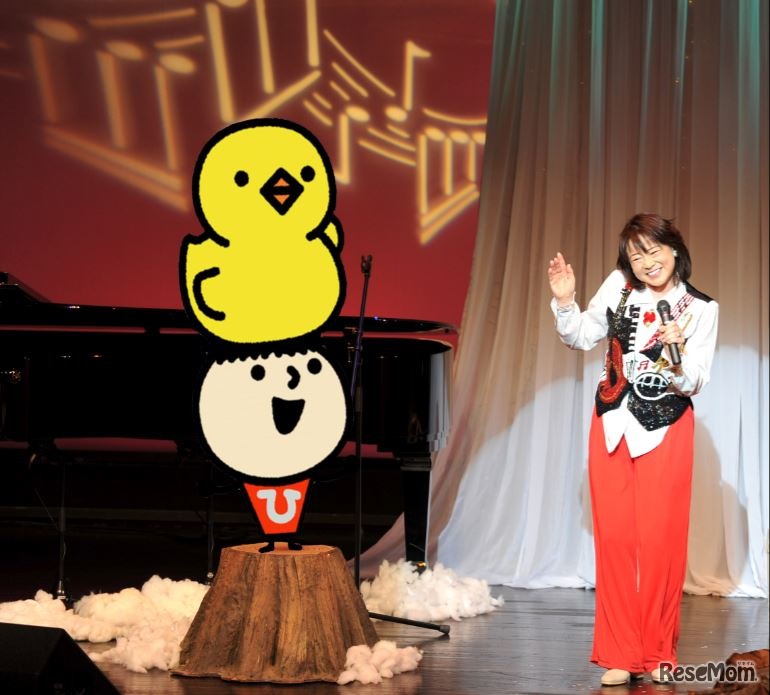 「ひよこコンサート」で歌うしゅうさえこさん（イメージ）