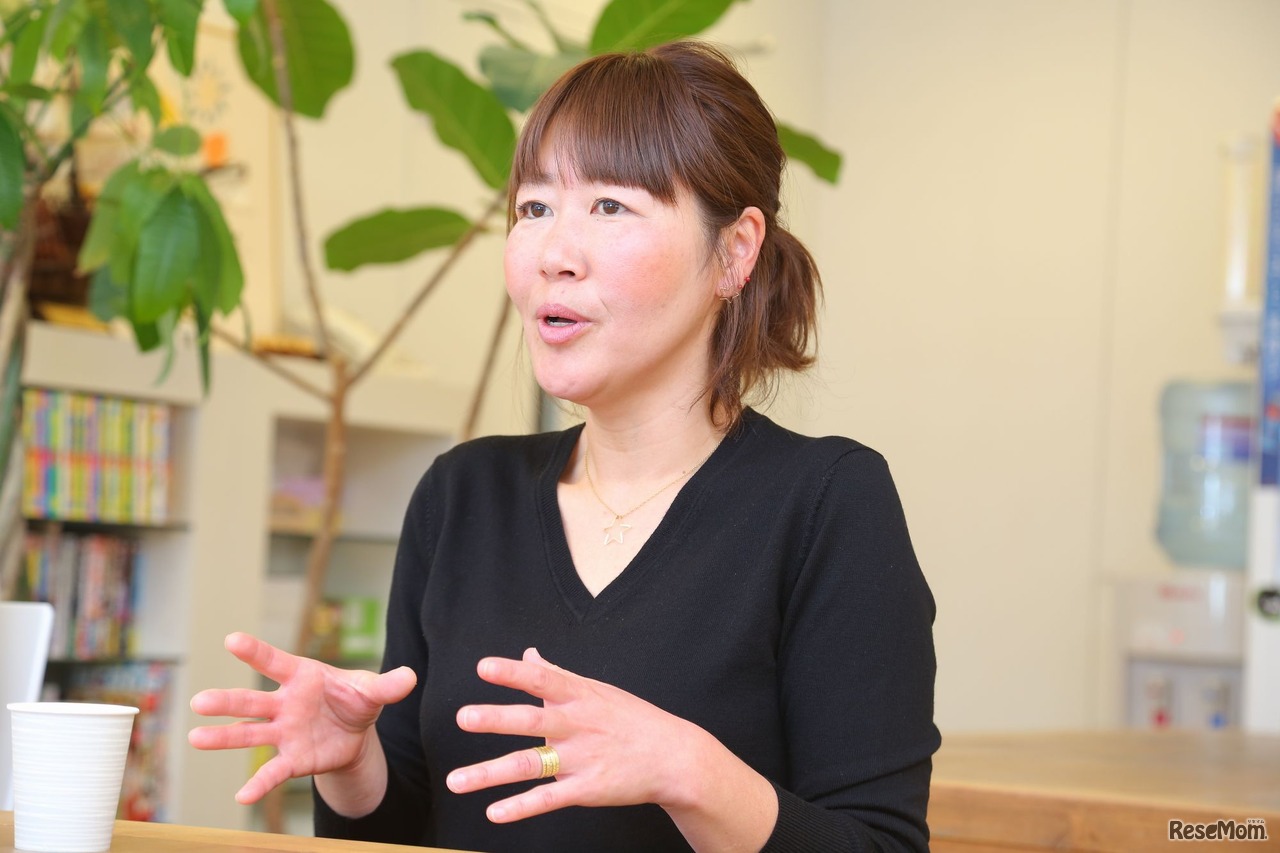 インタビューに答える高橋さん（中学1年生男子、小学4年生女子のお母さま）