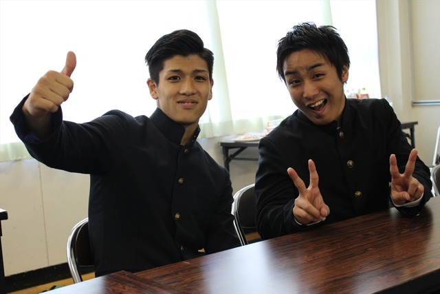 撮影の合間をぬって、お二人ずつ来ていただき、質問させていただきました。最初に来てくださったのはRYOさんとRENさん