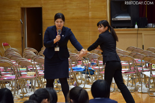 セミナーの後半は実技形式で護身術を学習。手首をつかまれた際は手を「パー」の形にすると振りほどきやすいとのこと（撮影：防犯システム取材班）