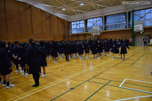 アドバイスを受けながら実際に護身術の練習をする生徒たちの様子（撮影：防犯システム取材班）