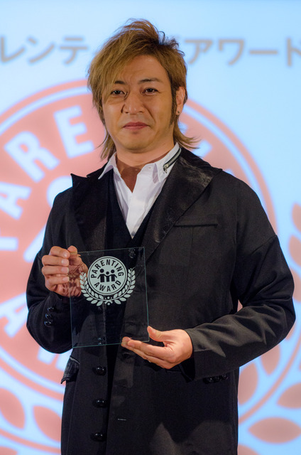 第9回ペアレンティングアワード授賞式、パパ部門を受賞したつるの剛士（2016年12月1日）
