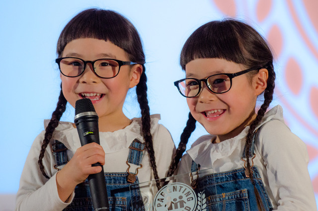 第9回ペアレンティングアワード授賞式、キッズ部門を受賞したりんあん（2016年12月1日）