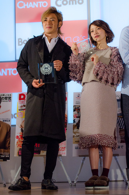 第9回ペアレンティングアワード授賞式、つるの剛士（左）と後藤真希（2016年12月1日）