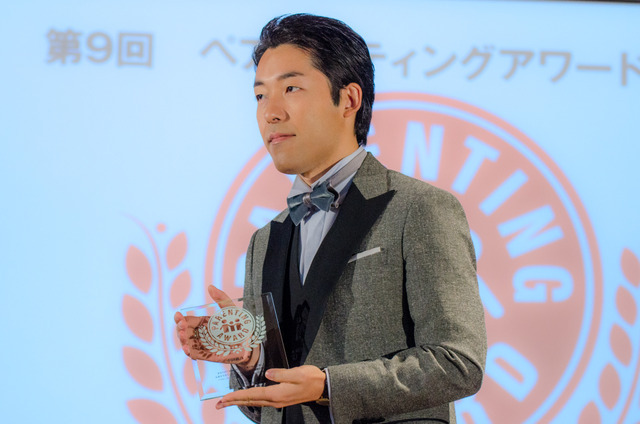 第9回ペアレンティングアワード授賞式、パパ部門を受賞したオリエンタルラジオの中田敦彦（2016年12月1日）