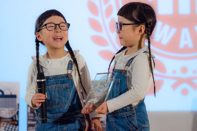 第9回ペアレンティングアワード授賞式、キッズ部門を受賞したりんあん（2016年12月1日）