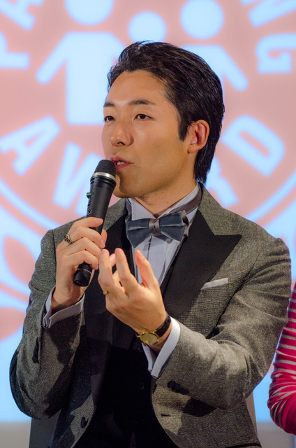 第9回ペアレンティングアワード授賞式、パパ部門を受賞したオリエンタルラジオの中田敦彦（2016年12月1日）