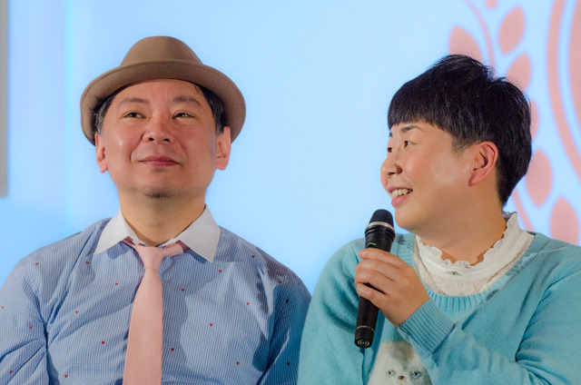 第9回ペアレンティングアワード授賞式、カップル部門を受賞した鈴木おさむ（左）と大島美幸（2016年12月1日）