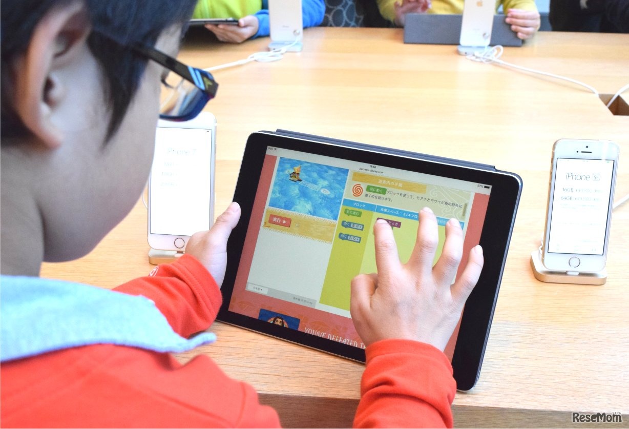 Apple Store表参道「Hour of Code」でプログラミングに挑戦する子どもたち