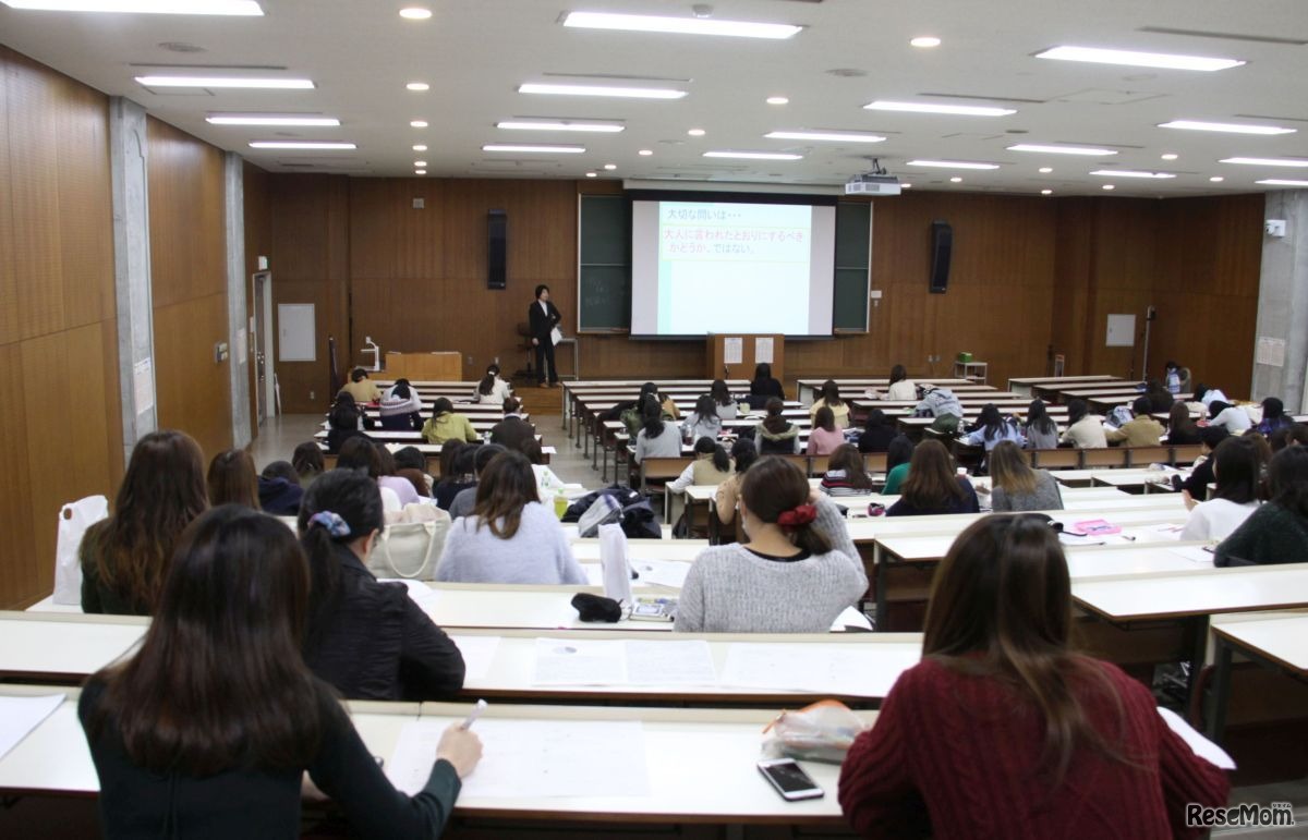 大規模な授業だが出席者の大部分の意見を引き出すことができる