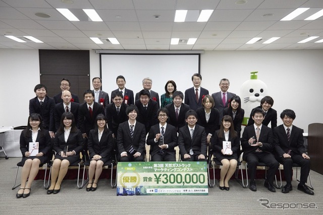 コンテストに出場したファイナリスト8チームと審査員