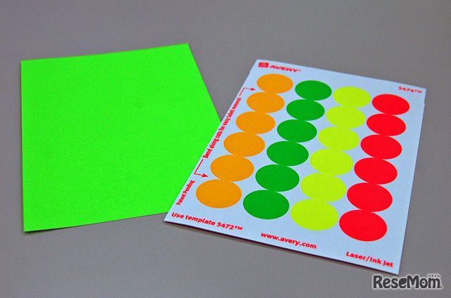 用紙とシールが配られ、もっとも高い構造物を作るという課題が出された