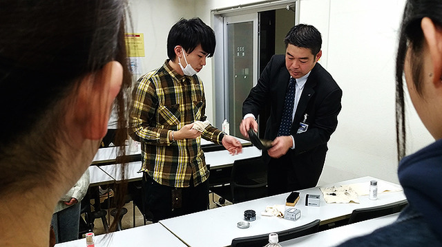 湘北短期大学総合ビジネス学科とコロンブスの「シューケア特別講義」（12月15日）