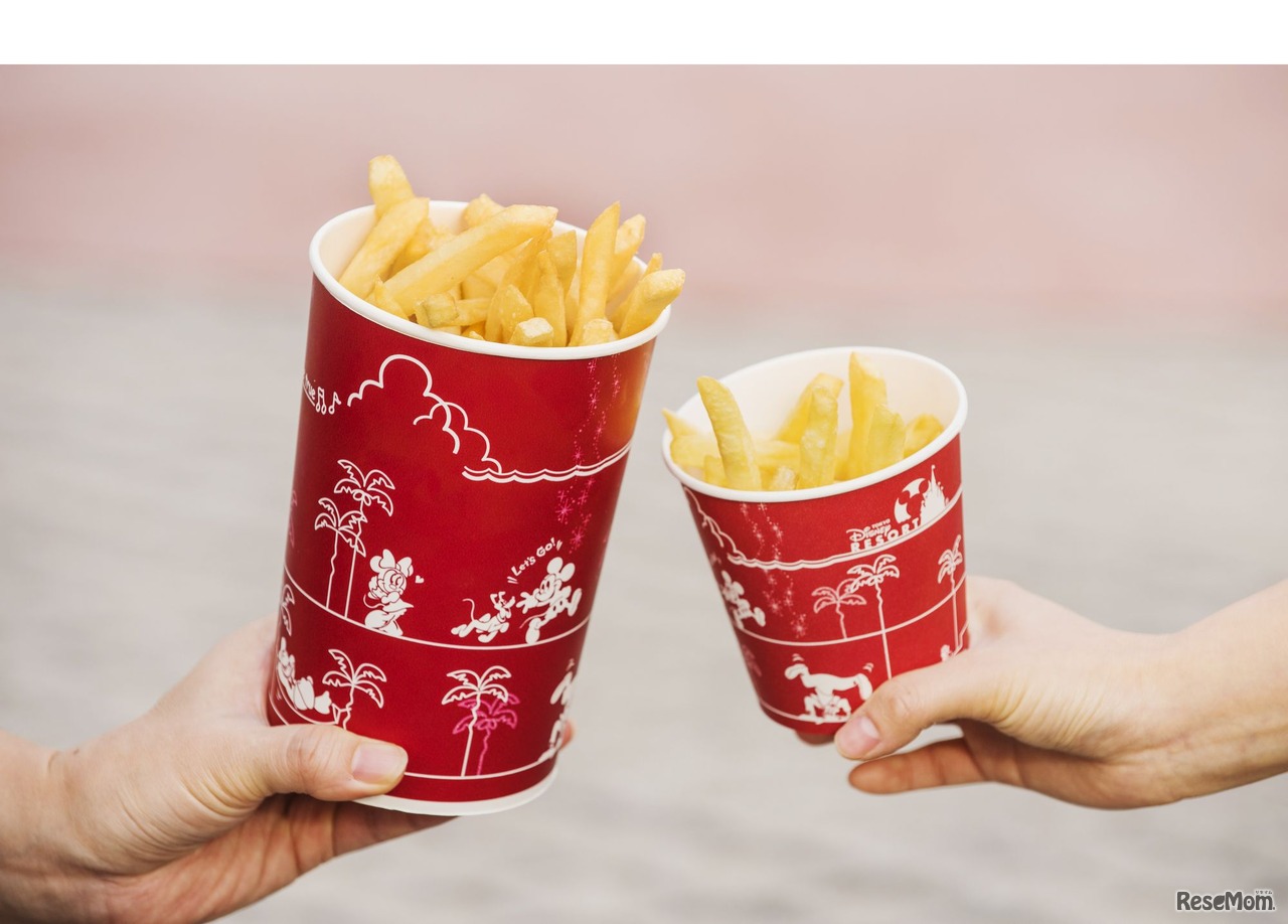 今後詳細が明かされる予定のフレンチフライポテト（エクストララージサイズ／写真左）