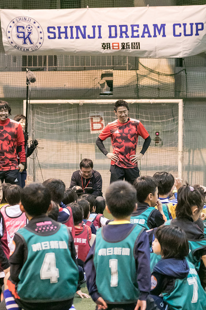 香川真司、「シンジ ドリーム カップ in 仙台」で子どもと交流