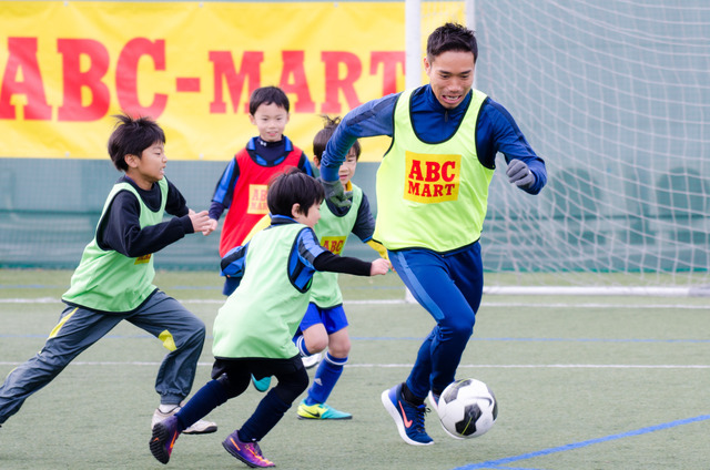 ABC-MARTアンバサダーの長友佑都、サッカークリニックで小学生とミニゲーム（2016年12月26日）