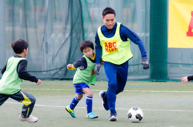 ABC-MARTアンバサダーの長友佑都、サッカークリニックで小学生とミニゲーム（2016年12月26日）
