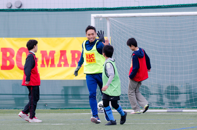 ABC-MARTアンバサダーの長友佑都、サッカークリニックで小学生とミニゲーム（2016年12月26日）