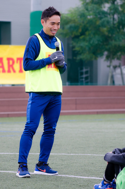 ABC-MARTアンバサダーの長友佑都、サッカークリニックで小学生とミニゲーム（2016年12月26日）