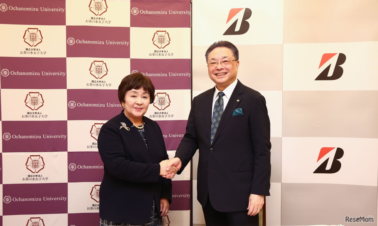 協定書調印式のようす（2017年1月9日実施）