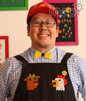 クロスステッチデザイナー／ピクセルデザイナー2008年に勤務先の手芸材料店を退職しクロスステッチデザイナーとして活動を開始。大きな体から生み出される作品は男性ならではのポップなデザインが魅力。女性のフィールドと思われていた手芸界に現れた話題のルーキーは手芸の枠を越えカルチャー＆アートシーンからも熱い注目を浴びる。