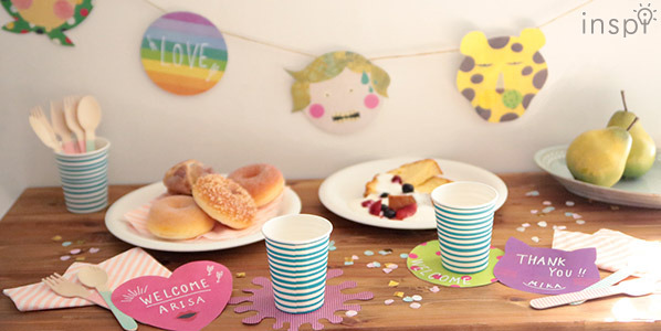 創造性広がるアートなふくわらい！ 大人気のシール絵本「かおノート」の一味違う使い方