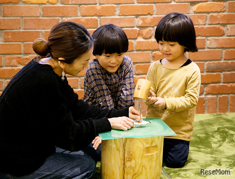 親子で革のおもちゃ腕時計つくりに挑戦