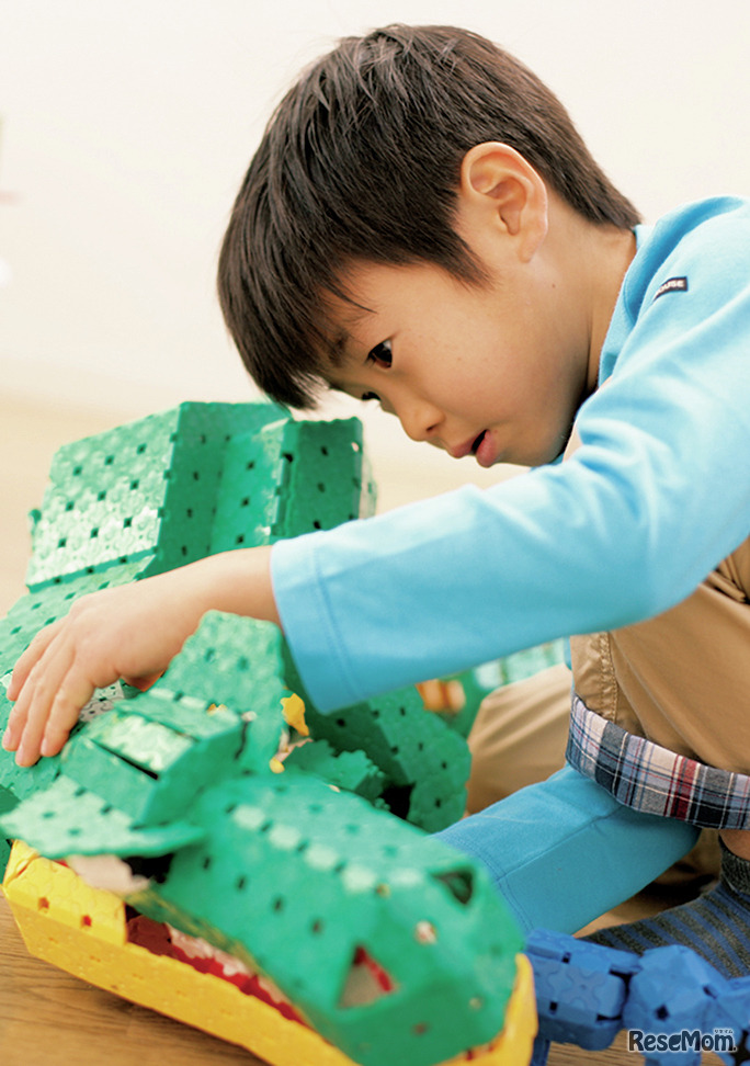 LaQメカニカルパズルで遊ぶようす