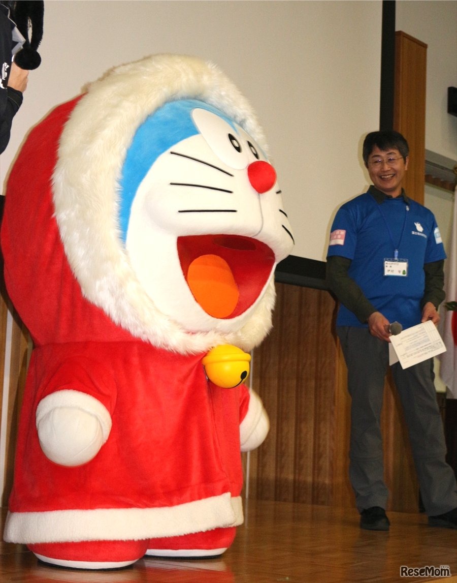昭和基地60周年のお祝いに駆けつけたドラえもん（画像提供：国立極地研究所　広報室）