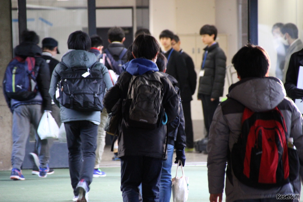 さあ、ここからはひとりだ。力強く、しっかりとした足取りで控室へ向かう受験生たち　2017年2月1日