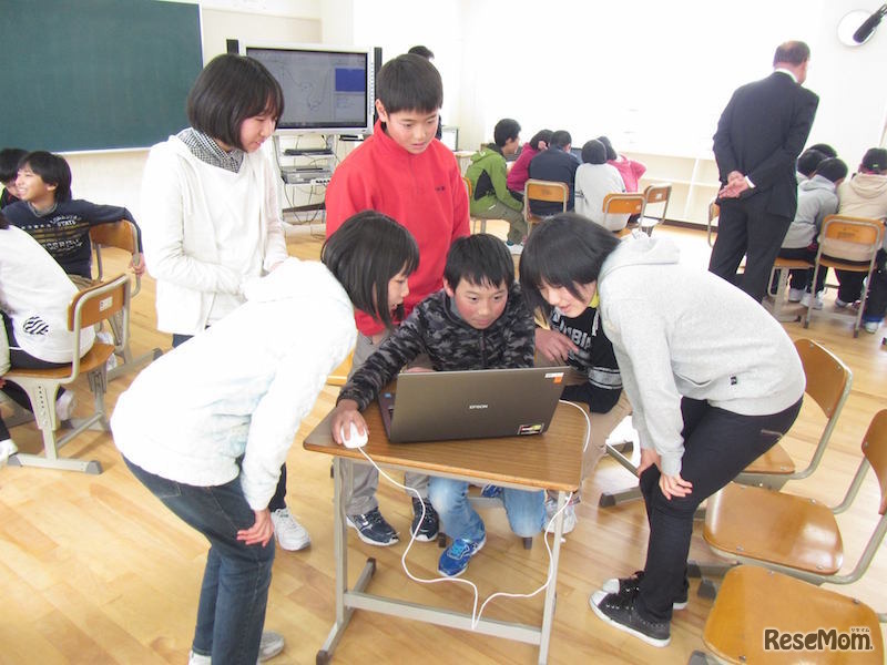 電算のプログラミング体験出前授業のようす