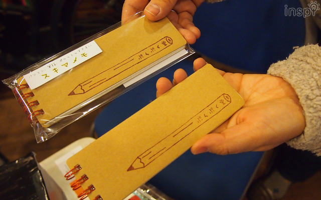 「スキマメモ」の表紙のスタンプは手押しなので、一つ一つが微妙に違う味がある。