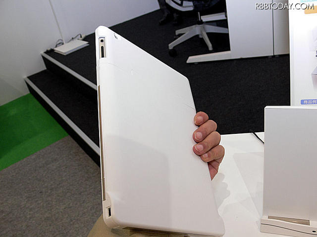 エナジーカバーの側面にはミニUSB端子も装備されているので、iTunesとの同期にいちいちカバーを外す必要はない。