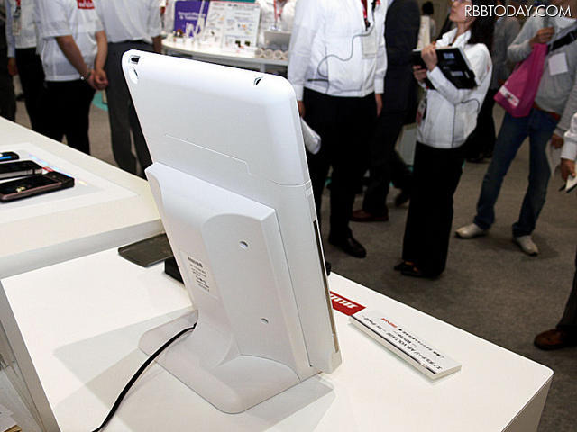 エナジースタンドの背面。シンプルなデザインは好印象。スタンドから伸びるのは電源ケーブルのみなので、机上に置いて、充電しながらiPad2を利用する際にも、置き場所に困ることはない。