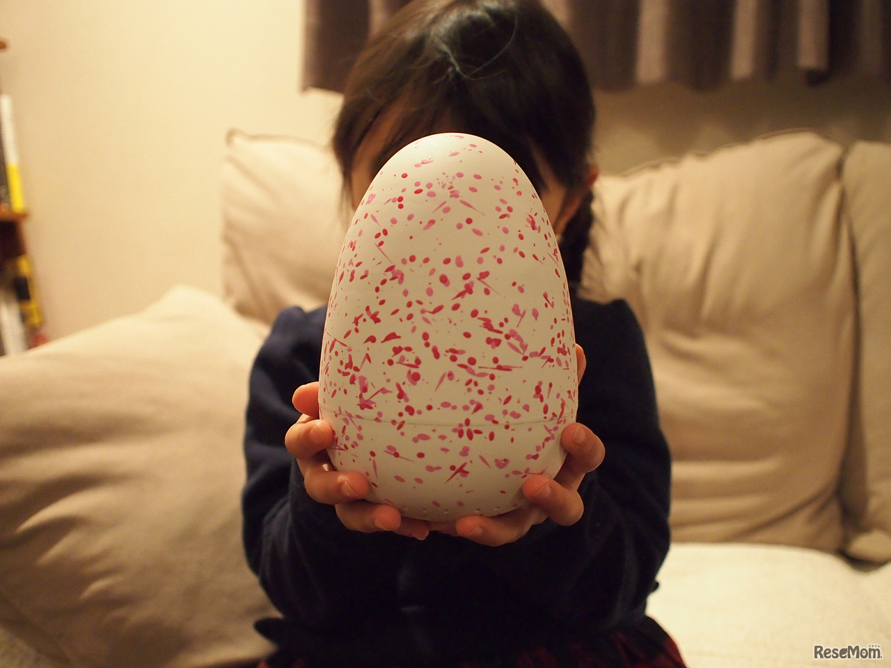 白地にピンクのタマゴ