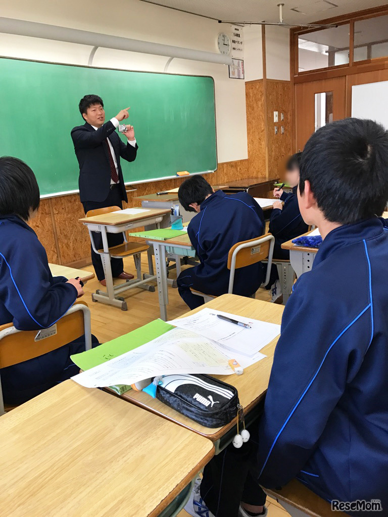 長野県飯綱町の中学生が、地域産業振興支援サービス「しごとしらべ」を利用し、取材するようす