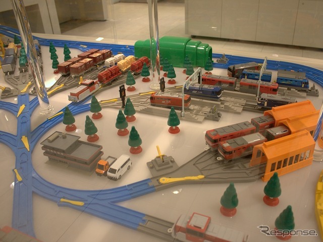 車両はJR貨物発足後に開発された機関車を中心に取りそろえた。