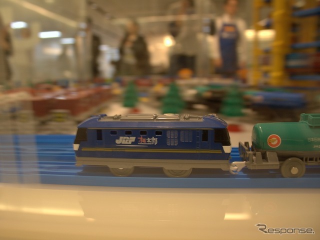 「ECO-POWER 桃太郎」の愛称を持つEF210形電気機関車が走る。