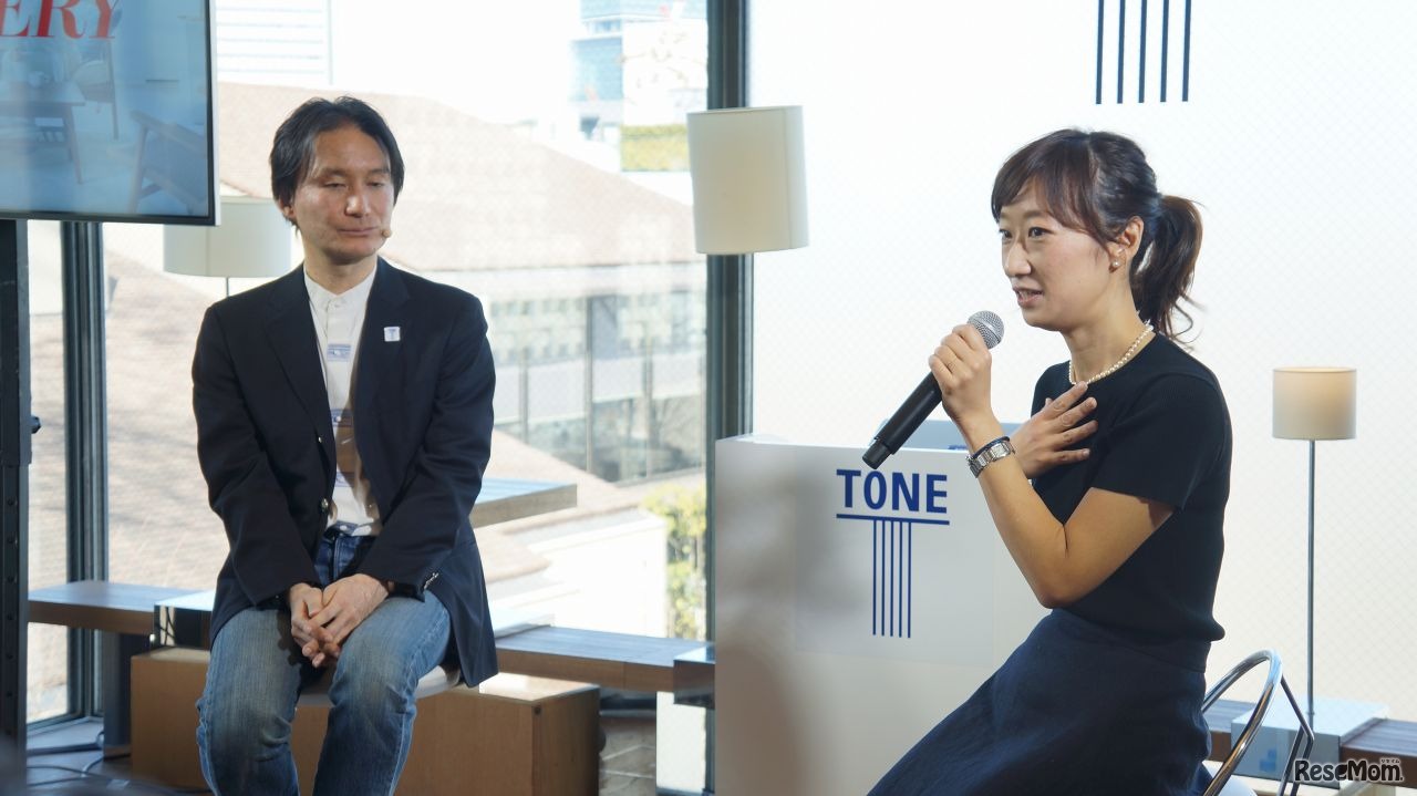 トーンモバイル代表取締役社長CEOの石田宏樹氏（左）とVERYの今尾朝子編集長（右）