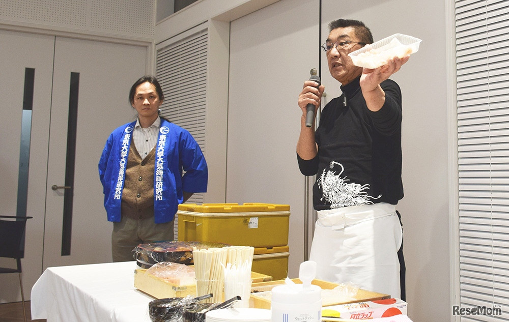 「第5回さいえんす寿司BAR」司会の羽角博康教授と「お魚倶楽部はま」の濱弘泰氏