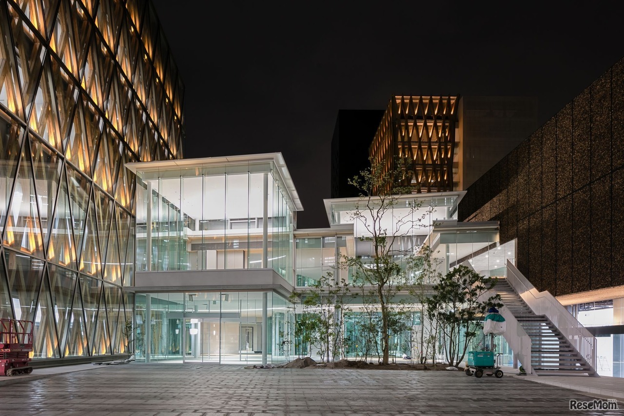 ACADEMIC THEATER（ライトアップ）　写真提供：近畿大学