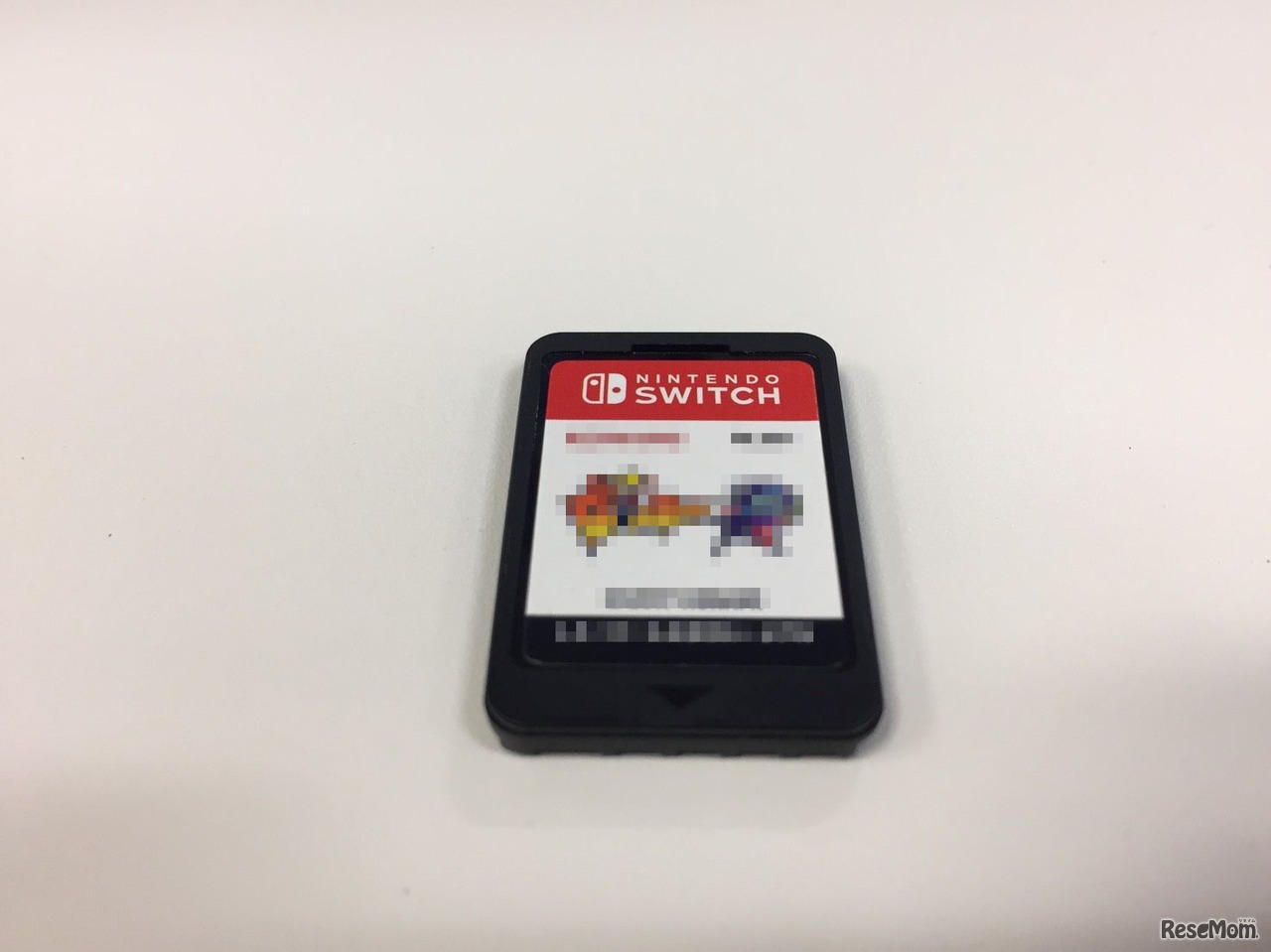 なめると苦い!?　デナトニウムベンゾエイトはカード全般に塗布されているという　写真：Nintendo Switch（ニンテンドースイッチ）のゲームカード（編集部撮影）