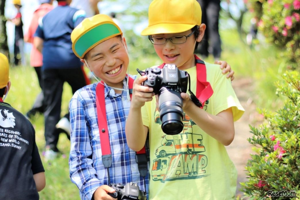 自然の中で撮影を楽しむ小学生（2016年のようす）