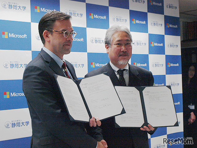 （左から）日本マイクロソフトの平野拓也 代表取締役社長、国立大学法人静岡大学の伊東幸宏学長