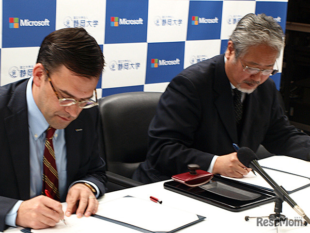 （左から）日本マイクロソフトの平野拓也 代表取締役社長、国立大学法人静岡大学の伊東幸宏学長