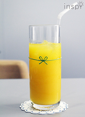 コミュニケーションを促すツールでもある「和ごむ」（コクヨ）。おおぜいの人が集まるパーティで自分のグラスに使うと、目印になり、便利です