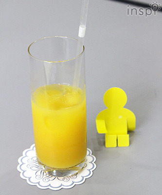 ジュースの横に「ワタク紙」（株式会社山越）をおくと、まるでジュースをすすめているようにみえます